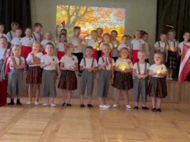 Staļģenes pirmsskolas grupiņas “Rūķi,” “Skudriņas” un “Bitītes” sveic Latviju 107.dzimšanas dienā.